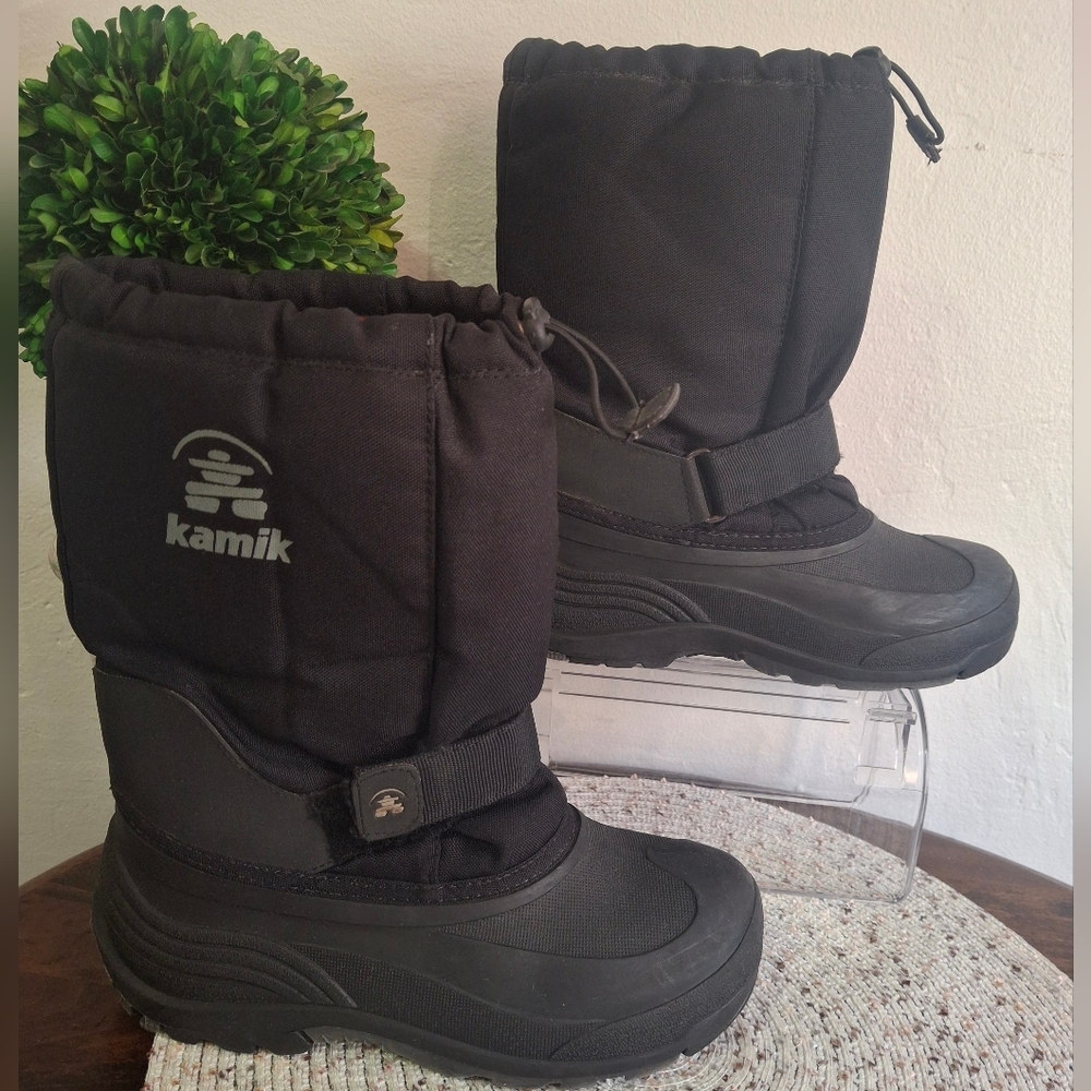 Kid's Kamik Black Insulated Snow Boots Size 6.
